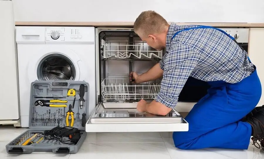 Polatlı Bosch servisi teknisyen ekibi beyaz eşya tamiri yaparken